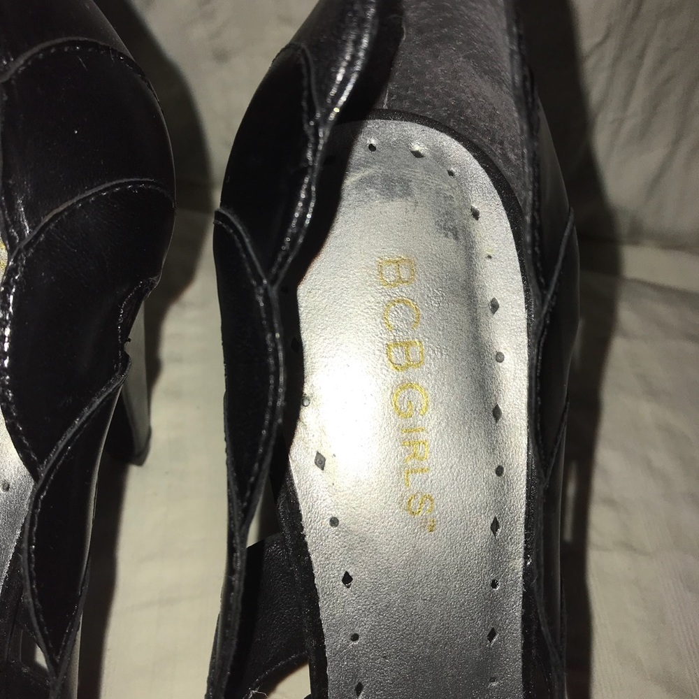 SZ 7 BCBG Girls Black leather cut out design - Picture 4 of 4